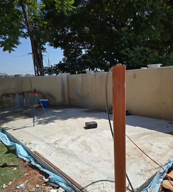 משטח הבטון היצוק בחצר